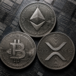 Trzy ciężkie metalowe krążki kryptowalut leżące na ciemnej płytce krzemowej w świetle studyjnym